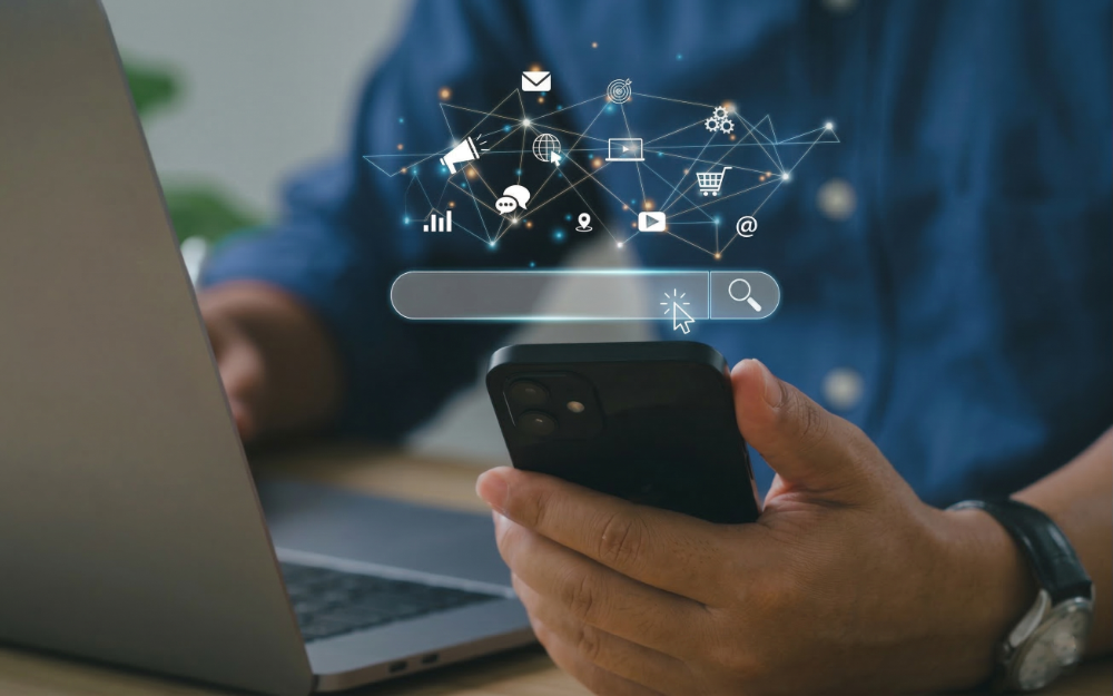 Flujo de la orden: Pantalla compartida mostrando el catálogo digital interactivo a la venta en tiempo real y el tablero Kanban que procesa el estado del flujo.